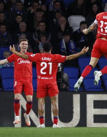 El delantero nigeriano del Sevilla Chidera Ejuke (2i) celebra su gol, durante el partido de la jornada 27 de LaLiga entre Real Sociedad y Sevilla FC, este domingo en el Reale Arena, en San Sebastián.-EFE/ Javier Etxezarreta